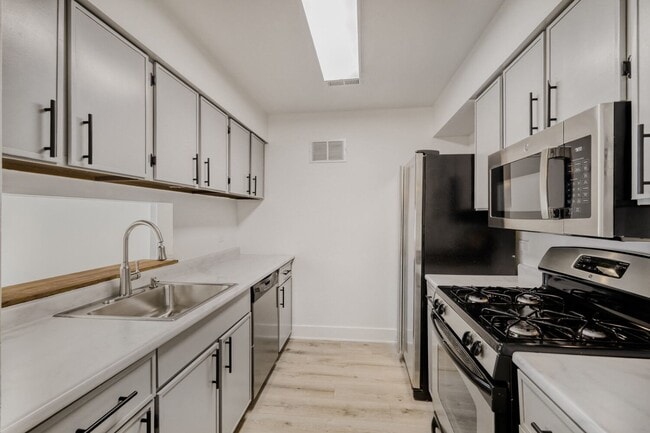 Building Photo - 42 N Park Ave