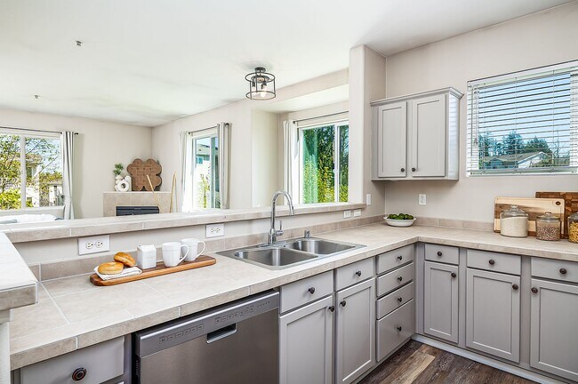 Building Photo - BOTHELL 2 BED, 2 BATH CORNER CONDO FOR REN...
