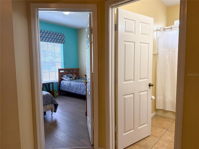 Building Photo - 8127 Fan Palm Way