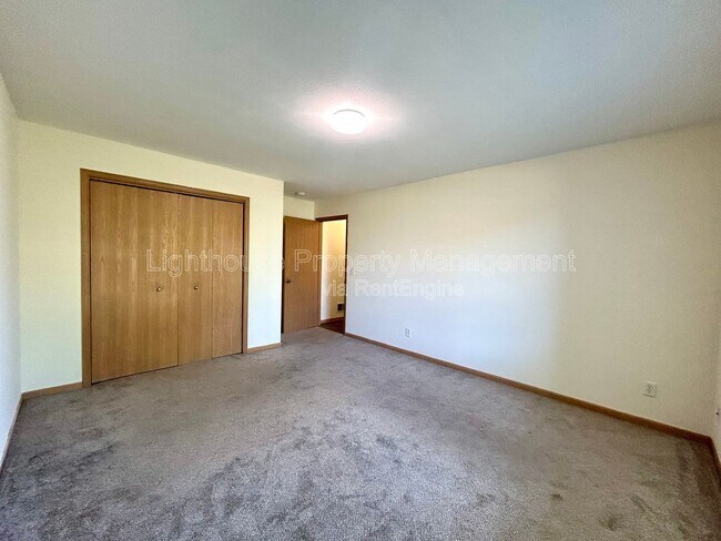 Building Photo - 2103 Kinnrow Ave NW
