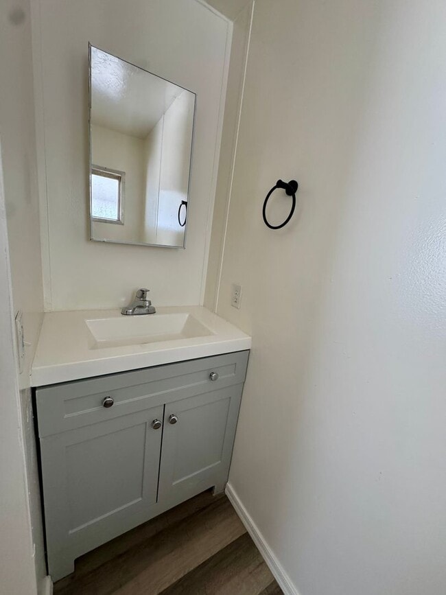 Building Photo - Cute Cozy and Centrally located