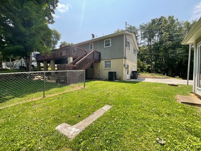 Building Photo - Large 4 bed/2 bath with garage - W. Hamble...