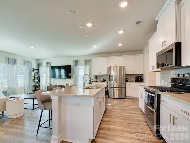 Building Photo - 4009 Woodland View Dr