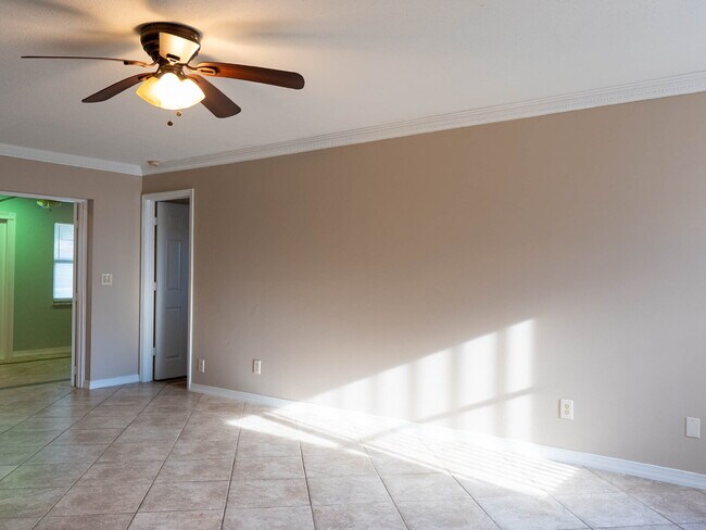 Building Photo - MOVE IN WITH ZERO DEPOSIT - UPDATED 3 BEDROOM HOME IN VENICE