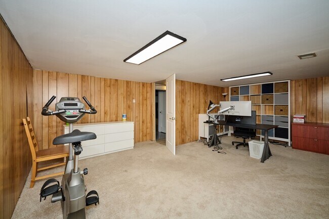 Building Photo - 926 N Boxwood Dr