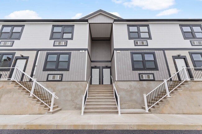 Building Photo - Luxury 1 and 2 bedrooms