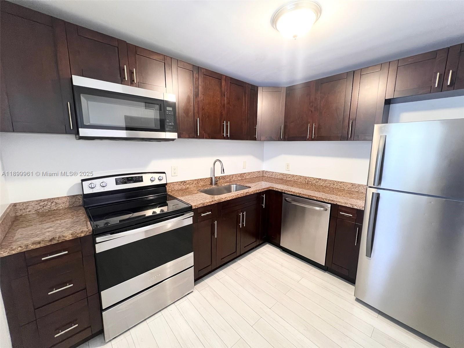 Building Photo - 5510 Lakewood Cir N
