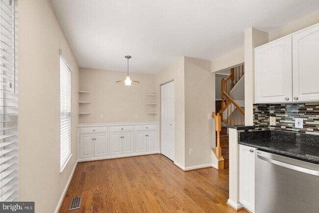 Building Photo - 917 Rolfe Pl