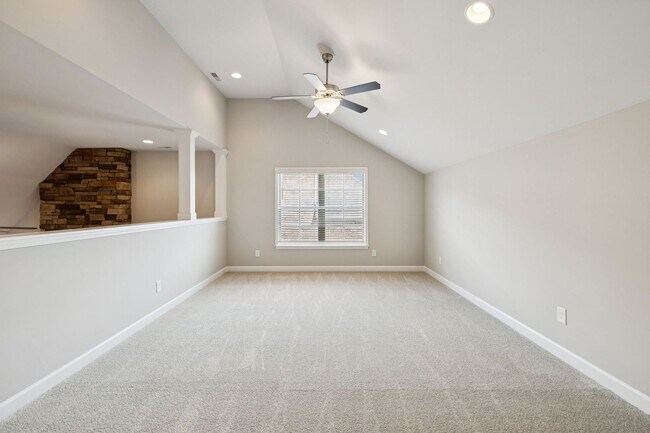 Building Photo - Welcome home to this beautifully maintaine...