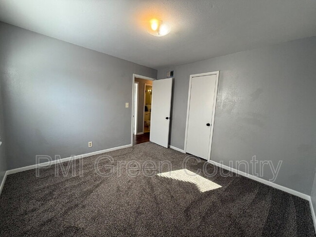 Building Photo - 9108 E Marshall St