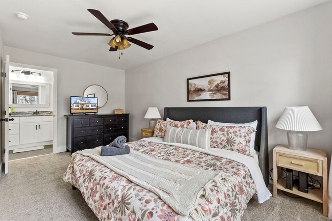 Building Photo - FULLY FURNISHED!