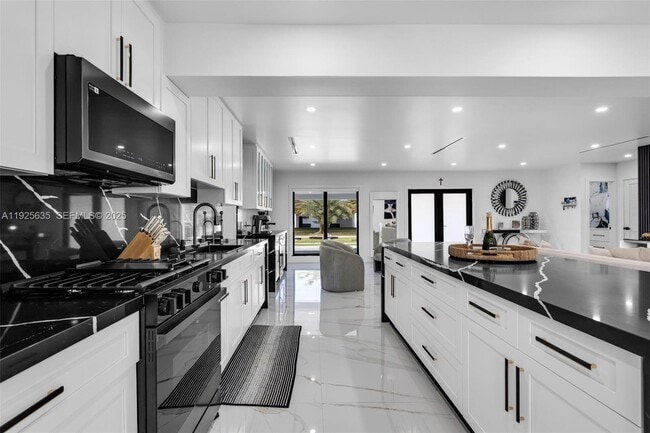 Building Photo - 864 W 69th Pl