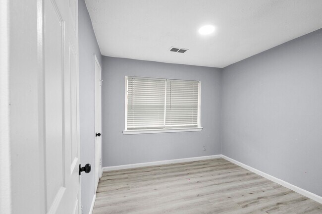 Building Photo - 2119 Linden Creek Ln