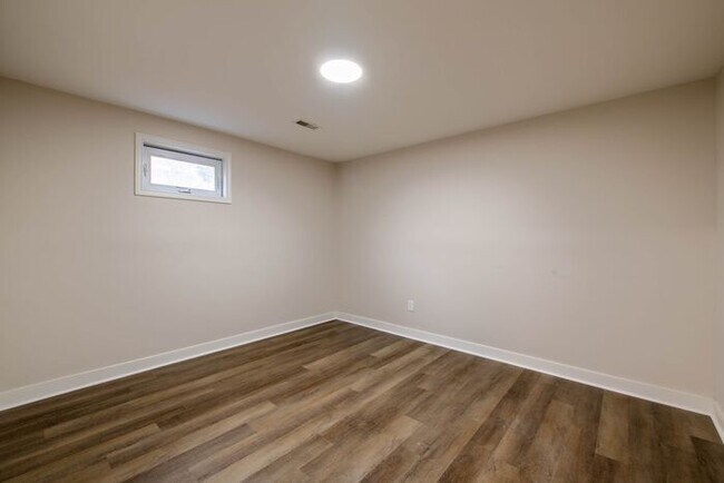 Building Photo - Newly remodeled 3/2.5