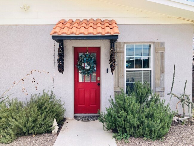 Building Photo - 104 E Waco St