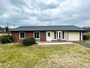 Building Photo - Cozy 3 Bedroom, 1 1/2 Bathroom Near Downto...