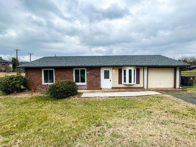 Primary Photo - Cozy 3 Bedroom, 1 1/2 Bathroom Near Downto...