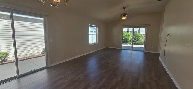 Building Photo - 2577 Lindewood St