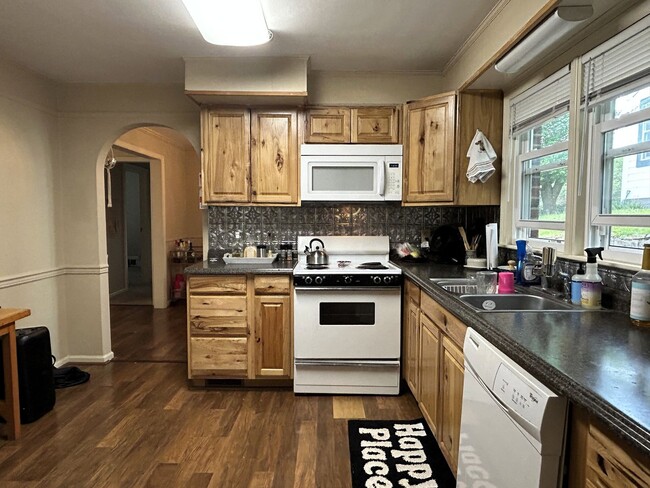 Building Photo - Charming Ranch Right Off W King Street!