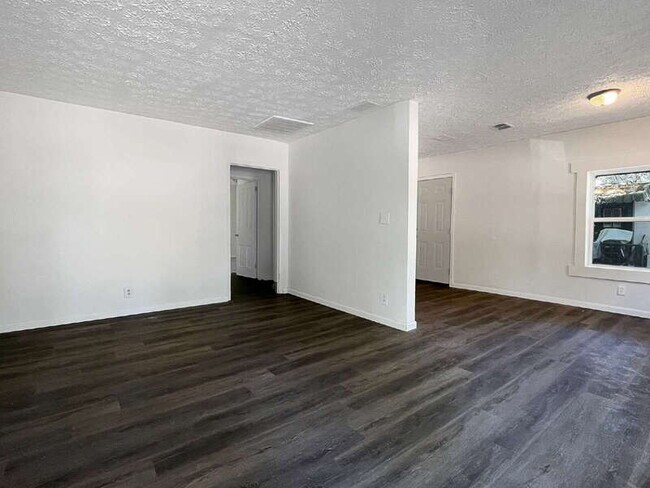 Building Photo - 1121 E 53rd St