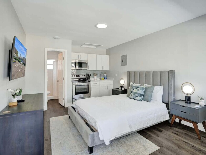 Building Photo - 3205 NE 9th St