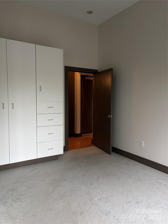 Building Photo - 2200 Lyndhurst Ave