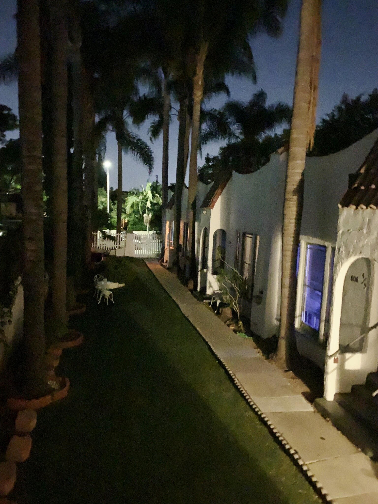 Building Photo - 806 N Poinsettia Pl