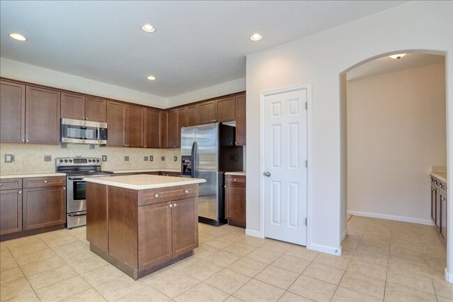 Building Photo - Awesome 3bed/3bath/2car garage on a quiet street in Aurora!