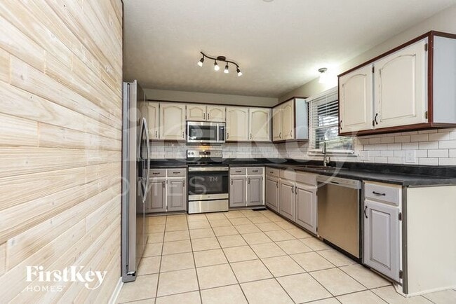 Building Photo - 802 Red Hollow Dr