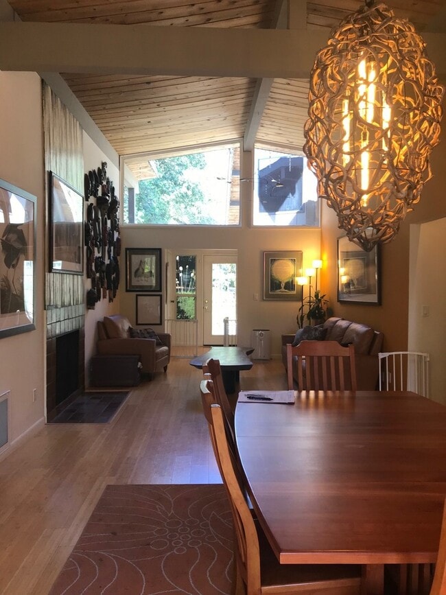 Building Photo - 3+ Bedroom Custom Eastside Home
