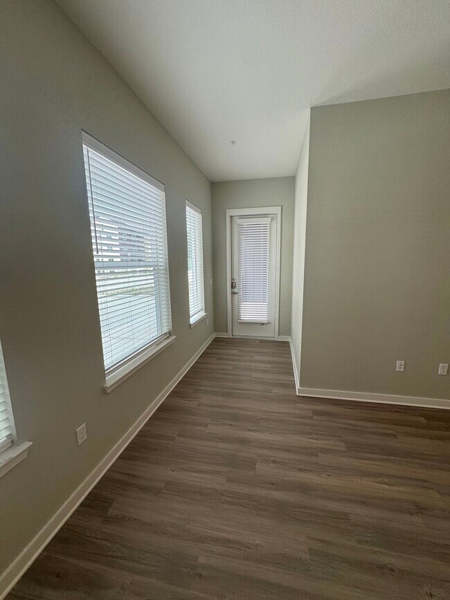 Building Photo - 1000 Persimmon Dr