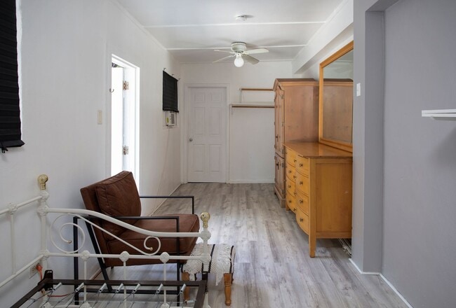 Building Photo - Private 1 bedroom with Bathroom and a Shared kitchen with other 3 bedrooms