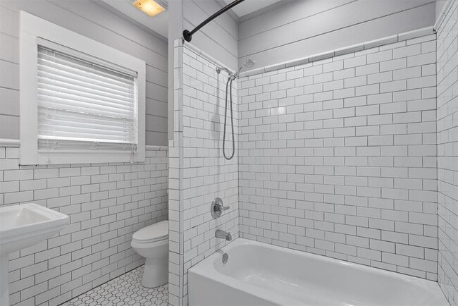 Building Photo - 2609 S 5th St