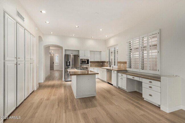Building Photo - 925 W San Marcos Dr