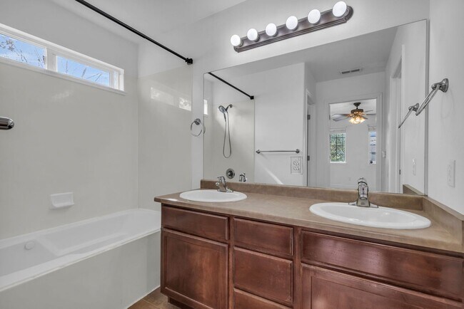 Building Photo - Beautiful 4 Bedroom 2.5 Bath Home in Lehi near Thanksgiving Point!