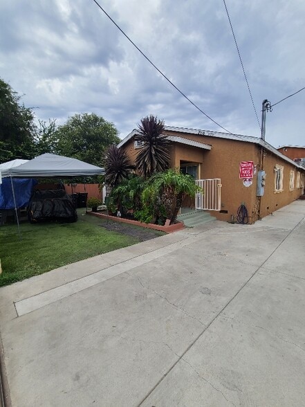 Building Photo - 11716 S Central Ave