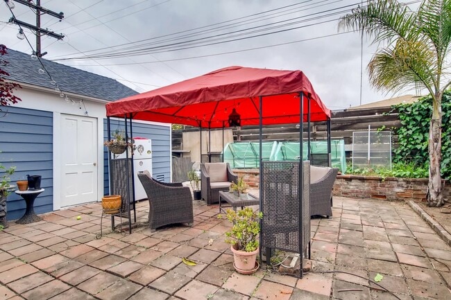 Building Photo - Charismatic 2 Bedroom/1 Bath Home For Rent in South Park!