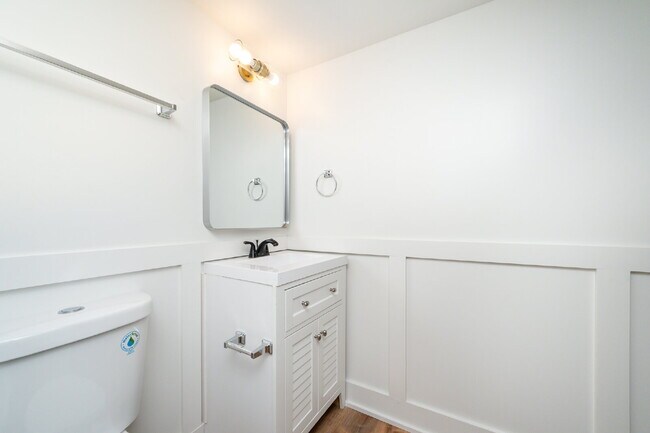 Building Photo - 2 Bed / 1 Bath Bottom Unit Duplex Convenient Spartanburg Location with Modern Features $1000/mo rent