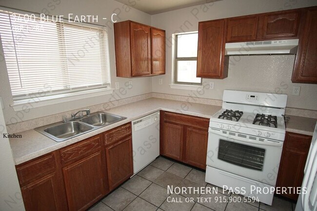 Building Photo - 2 BDR Eastside Apt- Laundry Hookups!
