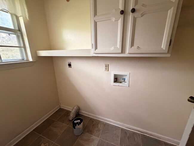 Building Photo - Discover a comfortable 3-bedroom, 2-bath home located on the west side of Russellville, AR.