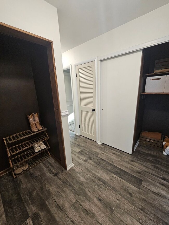 Building Photo - 3 Bedroom Corner Lot Close to Lejeune Blvd