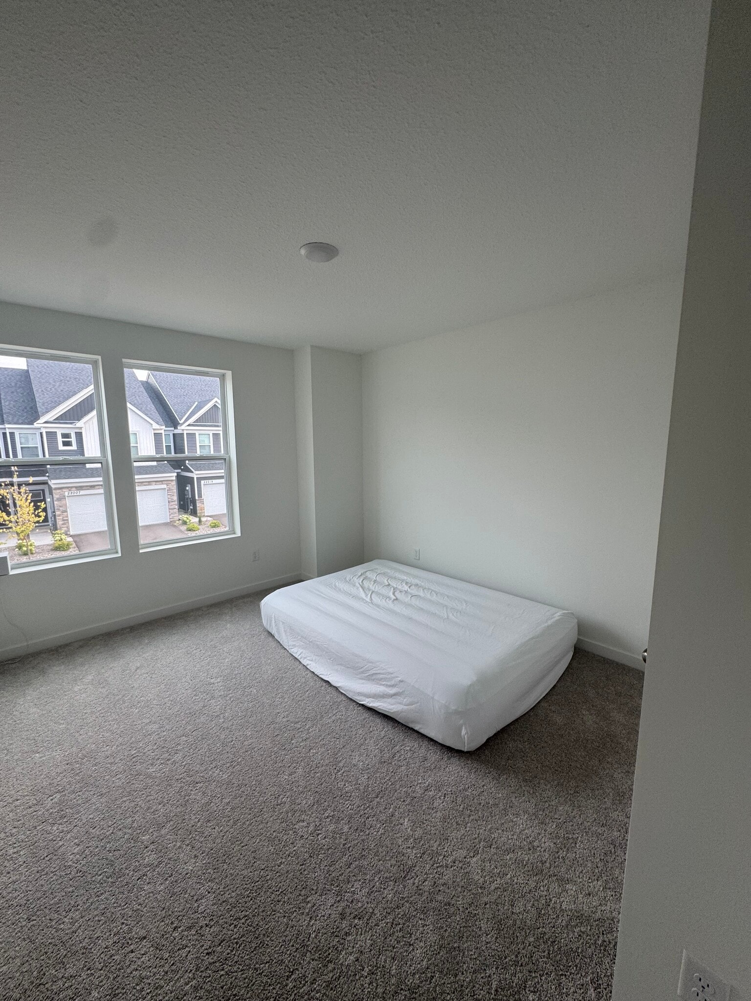 Third bedroom with walk in closet and large windows - 21998 Harvest Ave
