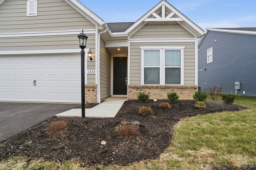 Building Photo - 1242 Fairstone Dr