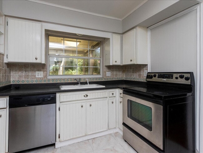 Building Photo - Single Family Pool Home Excellent Location