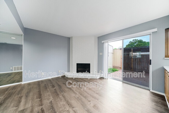 Building Photo - 10958 Crown Pk Ln