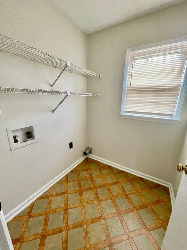 Building Photo - Welcome to this beautiful 4-bedroom, 2.5 bathroom home located in the vibrant city of Charlotte, NC