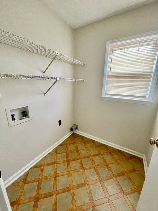 Building Photo - Welcome to this beautiful 5-bedroom, 2.5 bathroom home located in the vibrant city of Charlotte, NC