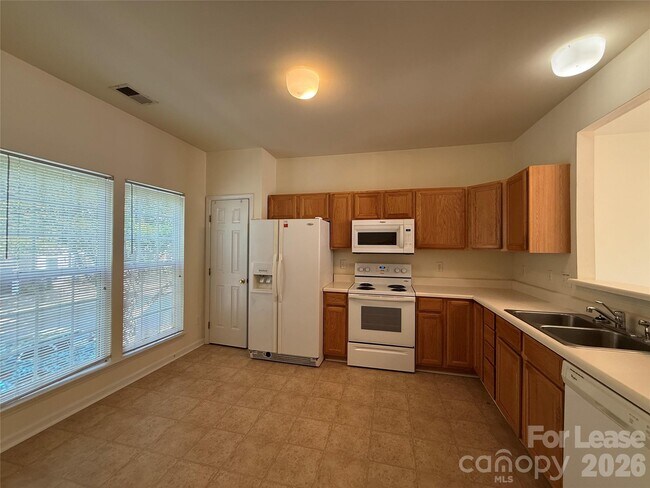 Building Photo - 9766 Blossom Hill Dr