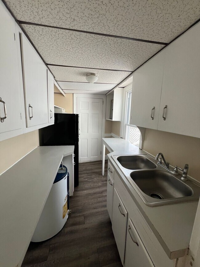 Building Photo - 642 W Market St