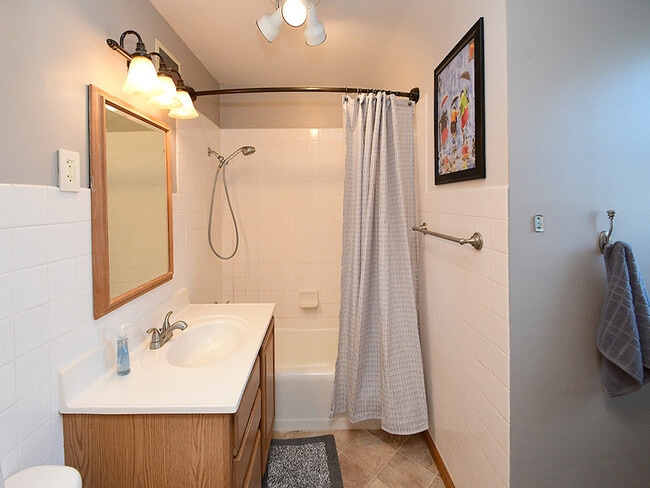 Building Photo - 705 E 9th St